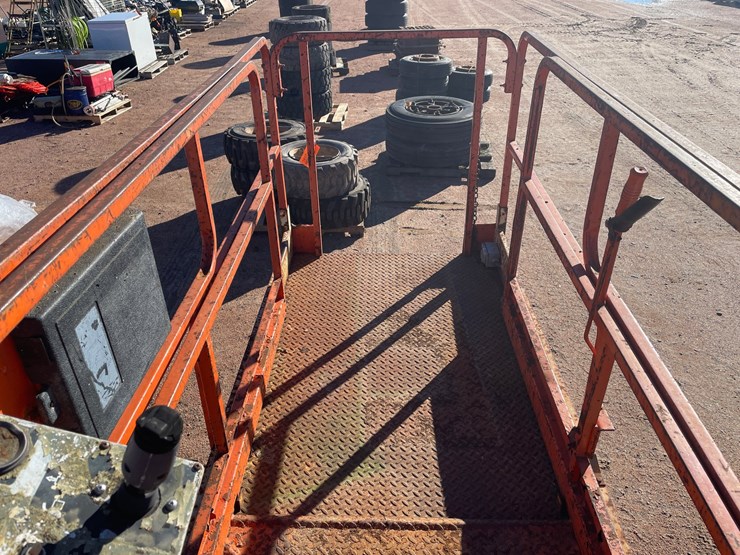 #1897-•-jlg-commander-cm-2046-electric-scissor-lift-non-runner-image-10