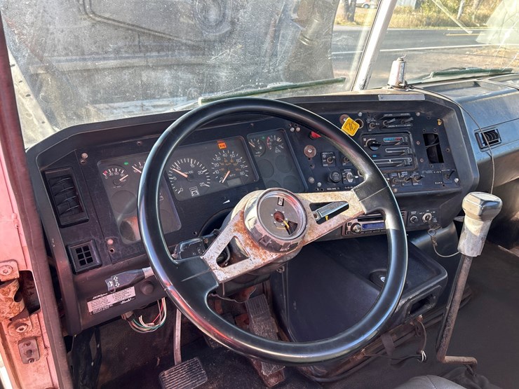 #6903-•-1995-volvo-gm-wg64t-tandem-axle-day-cab-semi-tractor-(has-wi-title)-image-49
