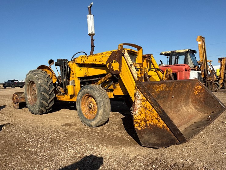 #6925-•-massey-ferguson-mf-30-industrial-tractor-with-front-loader-and-rear-box-scraper-image-3