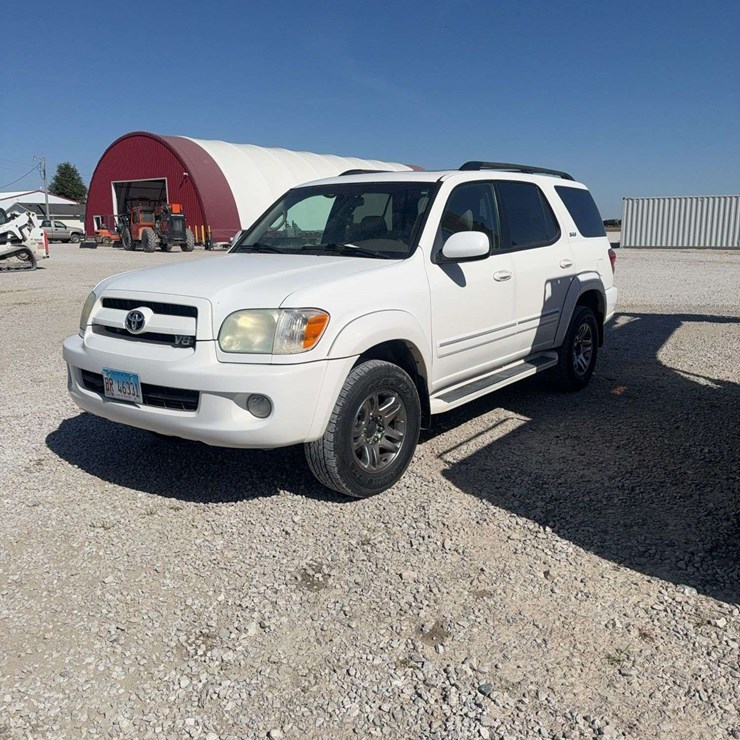 2007 Toyota Sequoia SRS SUV, V8/iForce, 4WD, rear hitch, rear control, power lock/windows/mirrors, leather interior, heated seats, sunroof, 284,475 miles, VIN# 5TDBT44A77S283708