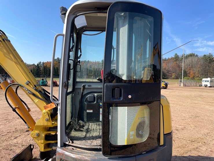 #1904-•-2011-new-holland-e50b-midi-excavator-image-28