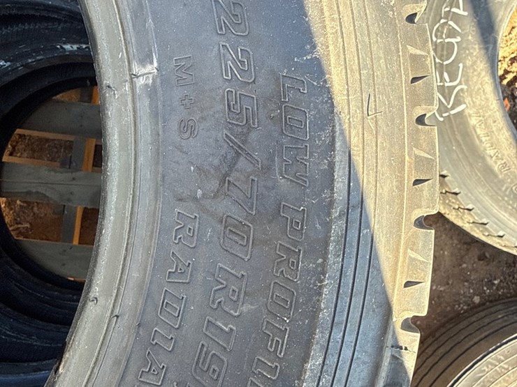 #6976-•-(5)-commercial-truck-tires-image-4