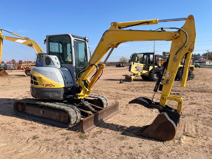 #1904-•-2011-new-holland-e50b-midi-excavator-image-1