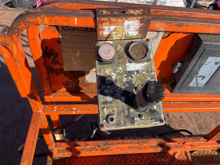 #1897-•-jlg-commander-cm-2046-electric-scissor-lift-non-runner-image-13