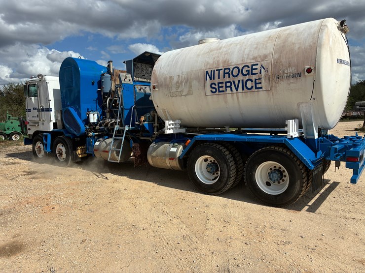 2001-peterbilt-362-image-6