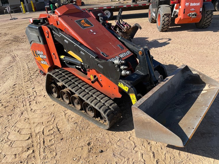 #1070-•-ditch-witch-sk800-tracked-dingo-image-3