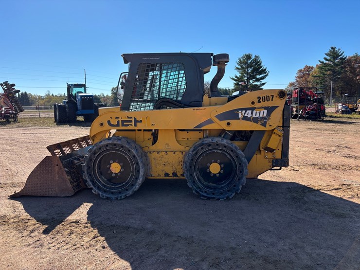 #1086-•-2016-gehl-v400-skid-steer-with-bucket-image-8