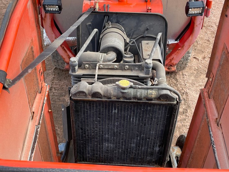 #1019-•-kubota-f2400-4wd-tractor-with-attachments-image-33