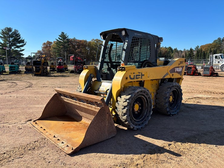#1888-•-2016-gehl-v400-skid-steer-with-bucket-image-1