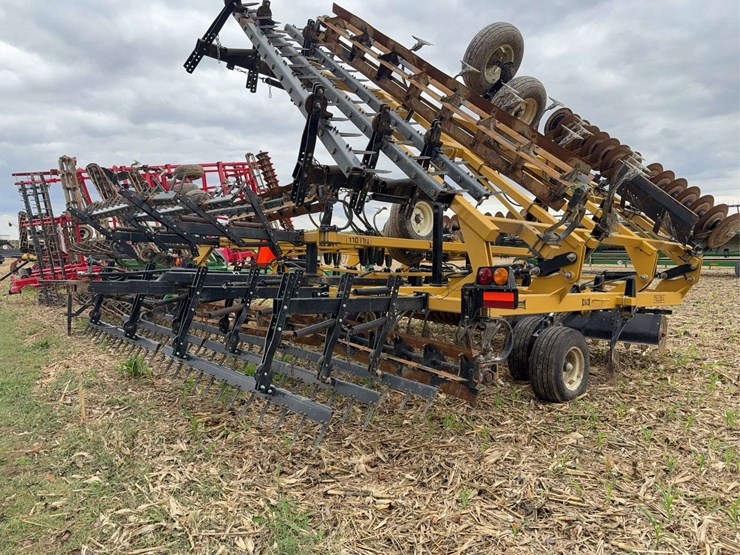 landoll-876-tilloll,-35ft,-hd-3-bar-harrow,-c-shank,-17''-blades,-10''-sweeps-image-5