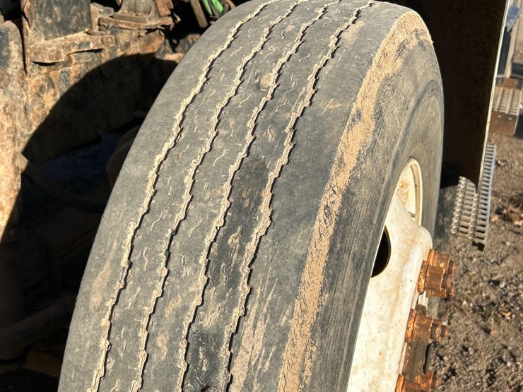 #6903-•-1995-volvo-gm-wg64t-tandem-axle-day-cab-semi-tractor-(has-wi-title)-image-43