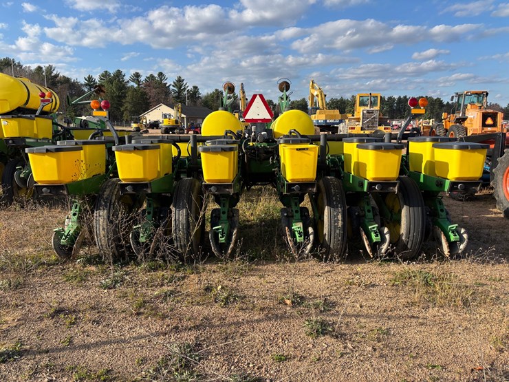 #1949-•-john-deere-7200-conservation-16-row-planter-image-5