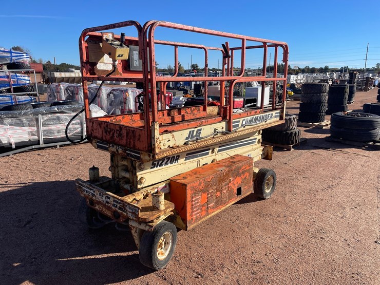 #1897-•-jlg-commander-cm-2046-electric-scissor-lift-non-runner-image-5