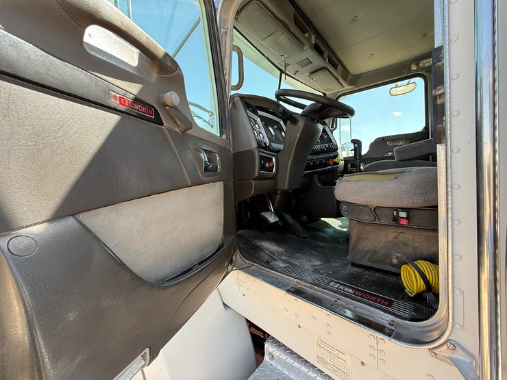 2009-kenworth-t800-image-13