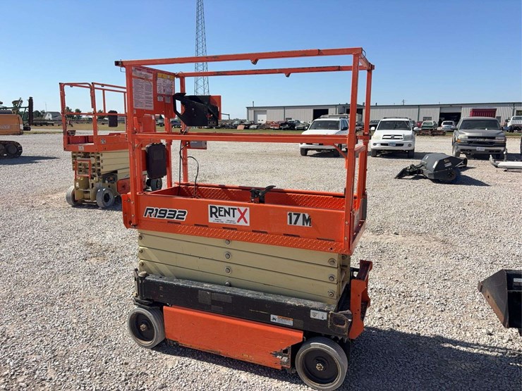 2023-jlg-19’-scissor-lift,-model-1932r,-battery-operated,-19’-reach,-non-marking-tires,-s/n--m200051613-image-4