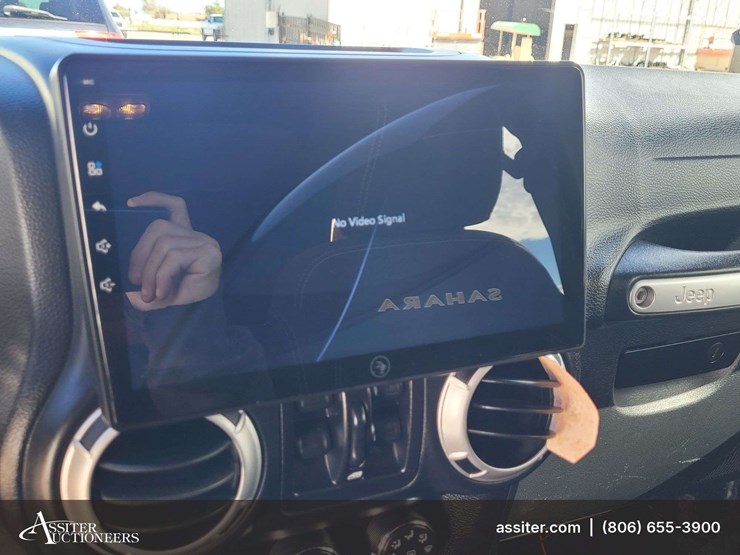 2015-jeep-wrangler-unlimited-sahara-image-17