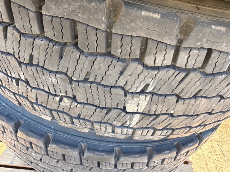 #6982-•-(5)-commercial-truck-tires-with-aluminum-rims-image-10