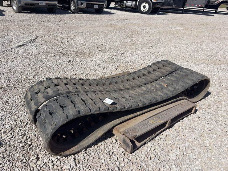 1-set-of-used-tracks-for-cat-259d3-skid-steer-image-1