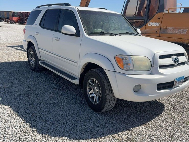 2007-toyota-sequoia-srs-suv,-v8/iforce,-4wd,-rear-hitch,-rear-control,-power-lock/windows/mirrors,-leather-interior,-heated-seats,-sunroof,-284,475-miles,-vin#-5tdbt44a77s283708-image-2