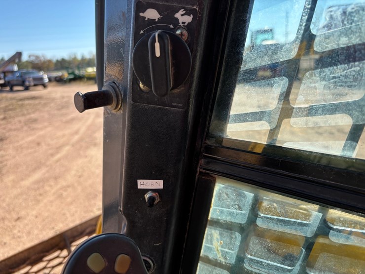 #1086-•-2016-gehl-v400-skid-steer-with-bucket-image-31