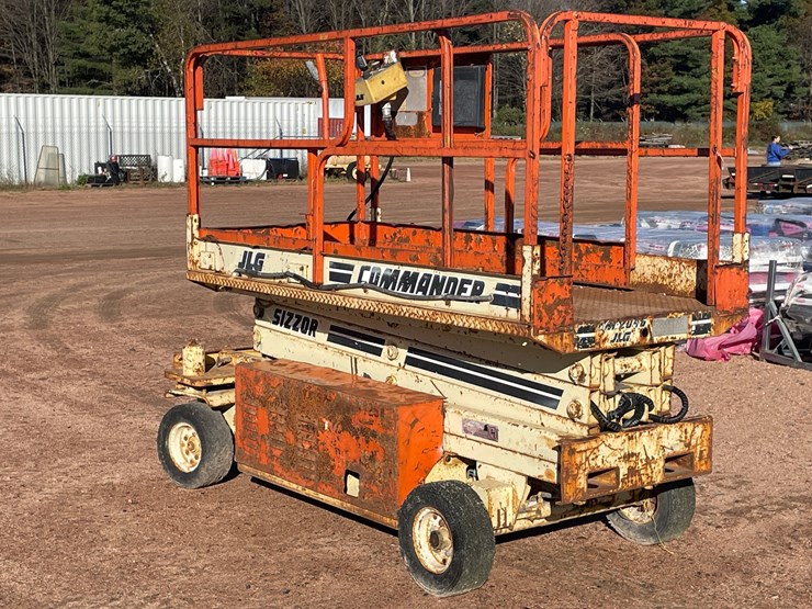 #1897-•-jlg-commander-cm-2046-electric-scissor-lift-non-runner-image-7