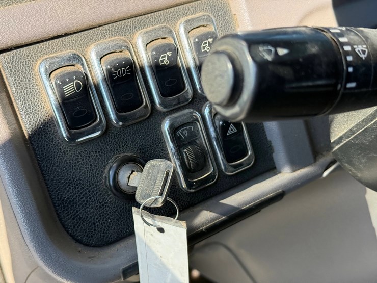 2016-peterbilt-389-image-25