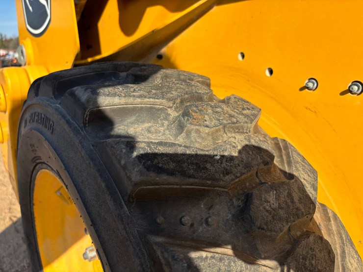 #1078-•-2023-john-deere-318g-wheeled-skid-steer-image-14