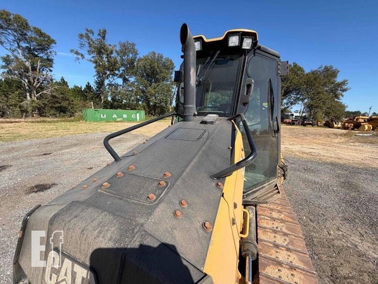 2020-caterpillar-d1-image-47