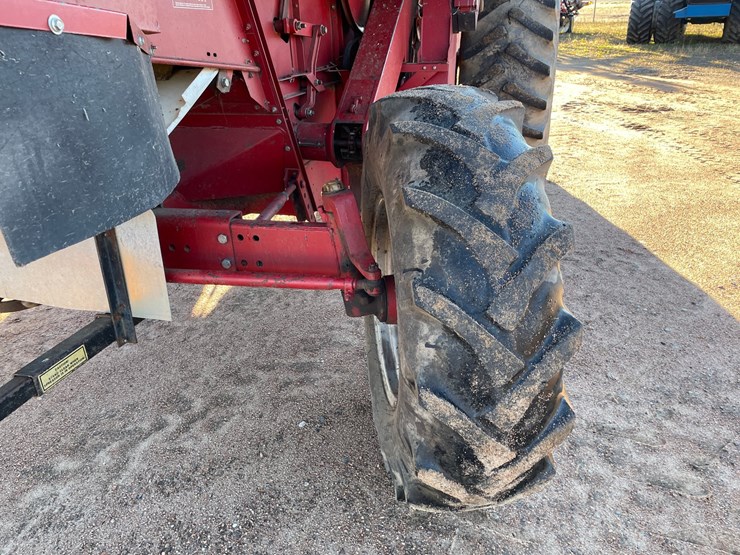 #1898-•-1991-ih-1660-axial-flow-combine-image-30