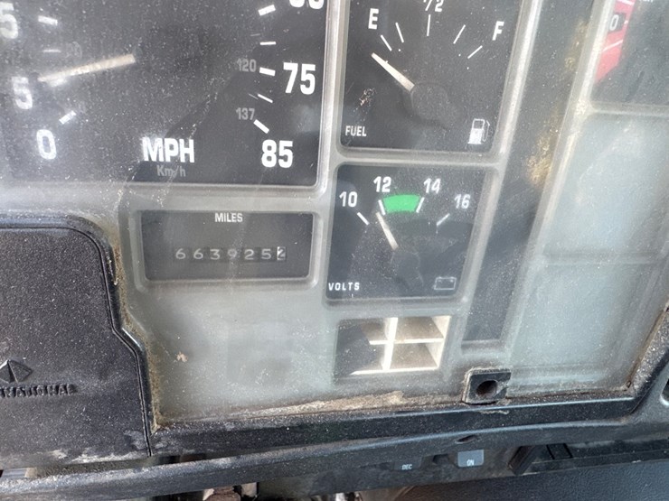 #6904-•-1996-international-8100-6x4-day-cab-semi-truck-(has-wi-title)-image-9