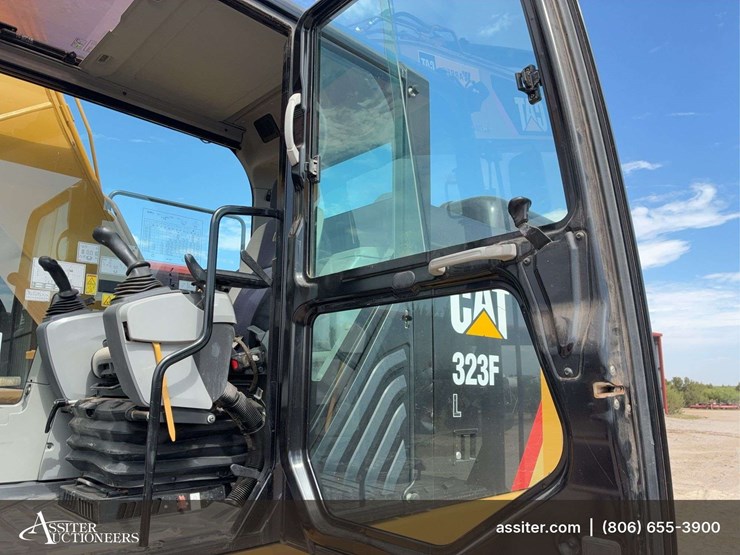2017-caterpillar-323-image-17
