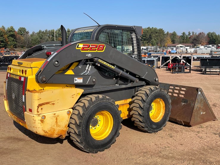 #1081-•-new-holland-l228-skid-steer-image-7