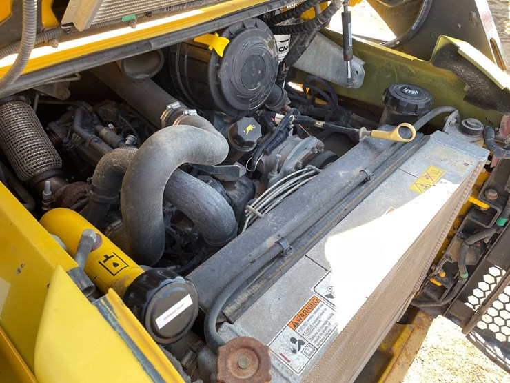 #1082-•-new-holland-l228-skid-steer-image-13