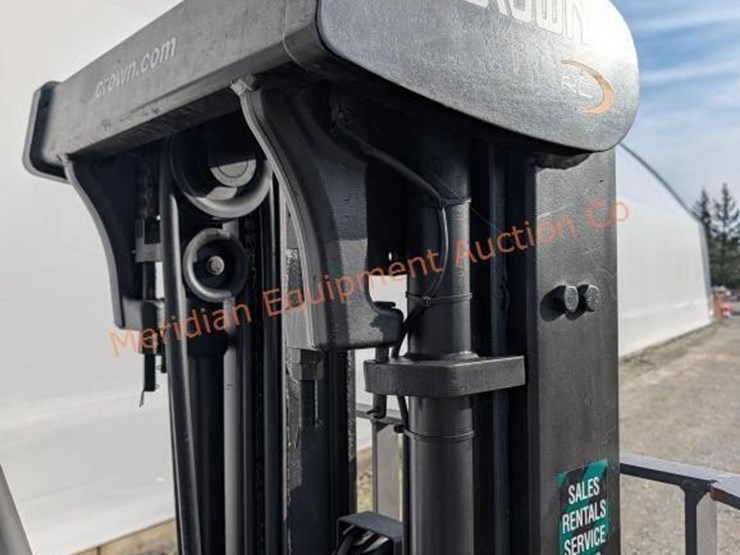 crown-rc5535-35-stand-up-forklift-image-16