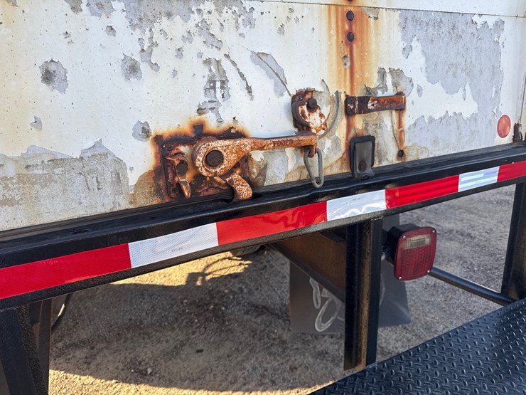 #6900-•-2017-ford-super-duty-xl-box-truck-(wi-title-in-delay)-image-29