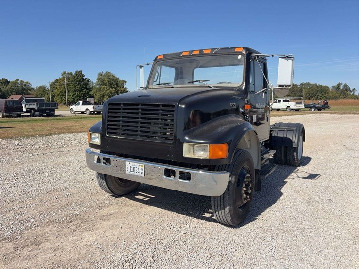 1998-international-4700-day-cab-truck,-121,834-miles,-single-axle,-255/70r22.5-tires,-dt466e-engine,-gooseneck-ball-hitch,-automatic-transmission-vin#-1hsscaan4wh551789-image-3