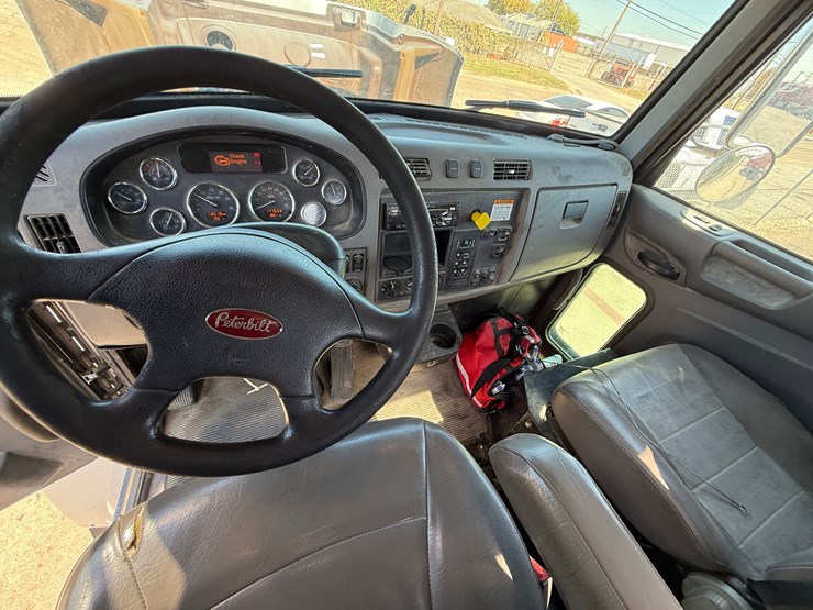 2015-peterbilt-348-image-29