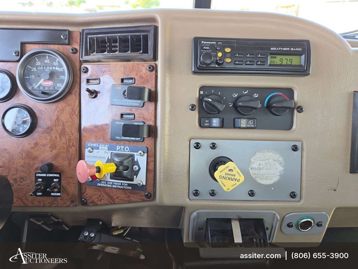 2006-peterbilt-335-image-28
