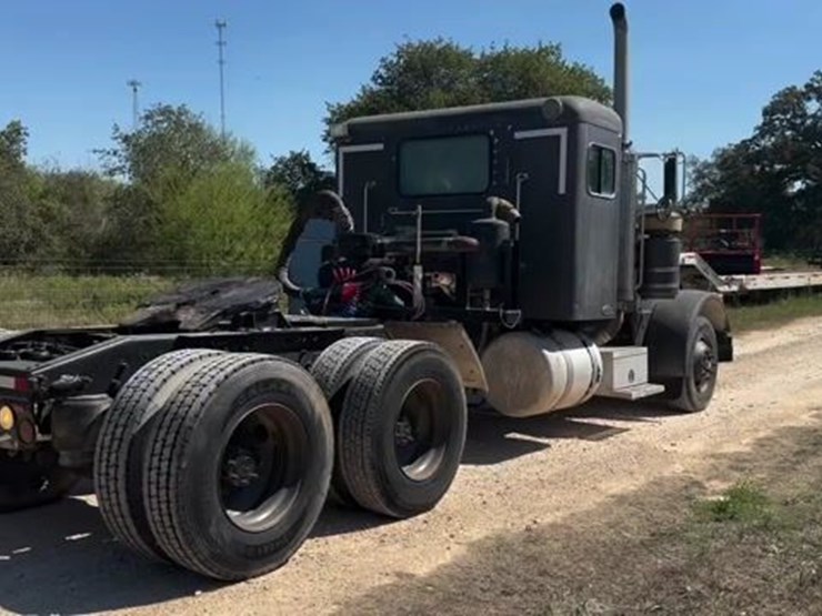 2002-peterbilt-379-image-1