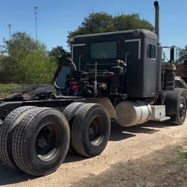 2002 PETERBILT 379