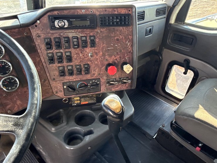 #6906-•-2002-international-9200i-sleeper-semi-truck-tractor-(has-wi-title)-image-22