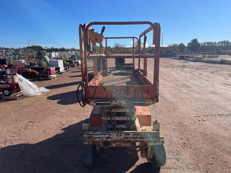 #1897-•-jlg-commander-cm-2046-electric-scissor-lift-non-runner-image-4