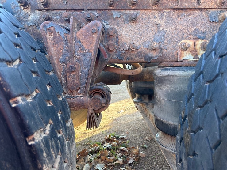 #6903-•-1995-volvo-gm-wg64t-tandem-axle-day-cab-semi-tractor-(has-wi-title)-image-34