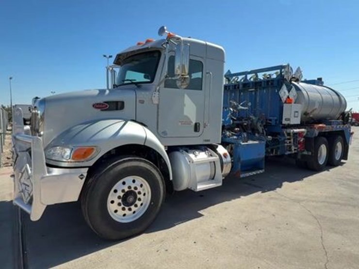 2015-peterbilt-348-image-1