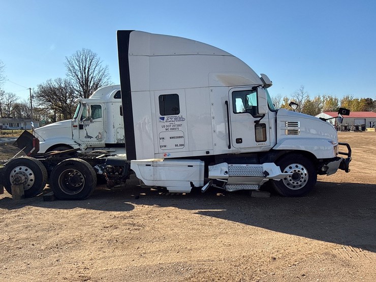 #6907-•-2022-mack-anthem-an64t-sleeper-semi-truck-image-4