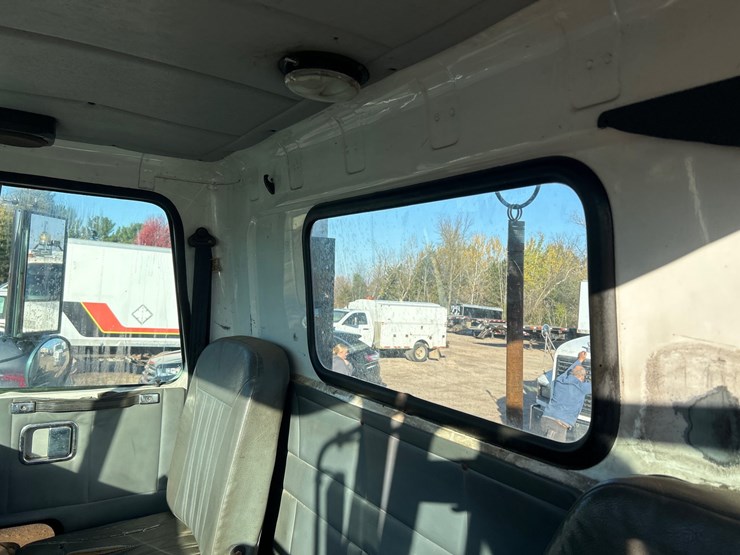 #6903-•-1995-volvo-gm-wg64t-tandem-axle-day-cab-semi-tractor-(has-wi-title)-image-47