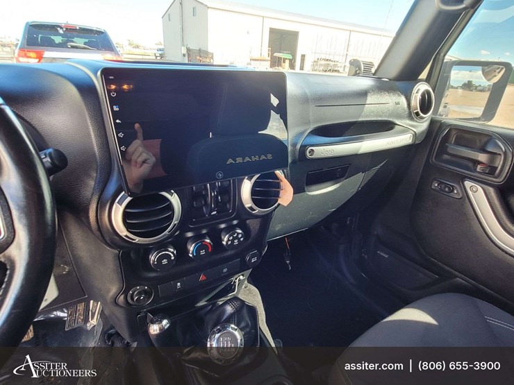 2015-jeep-wrangler-unlimited-sahara-image-14