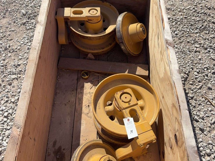 1-set-of-new-track-idlers-for-cat-skid-steer-image-1