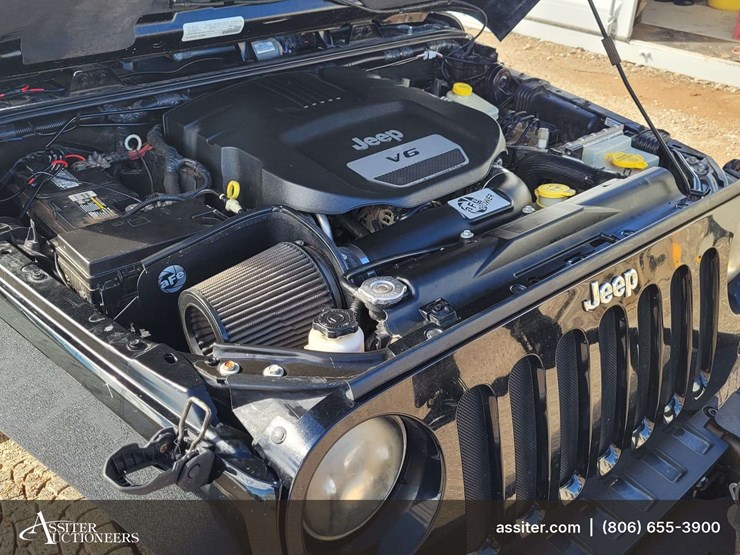 2015-jeep-wrangler-unlimited-sahara-image-20