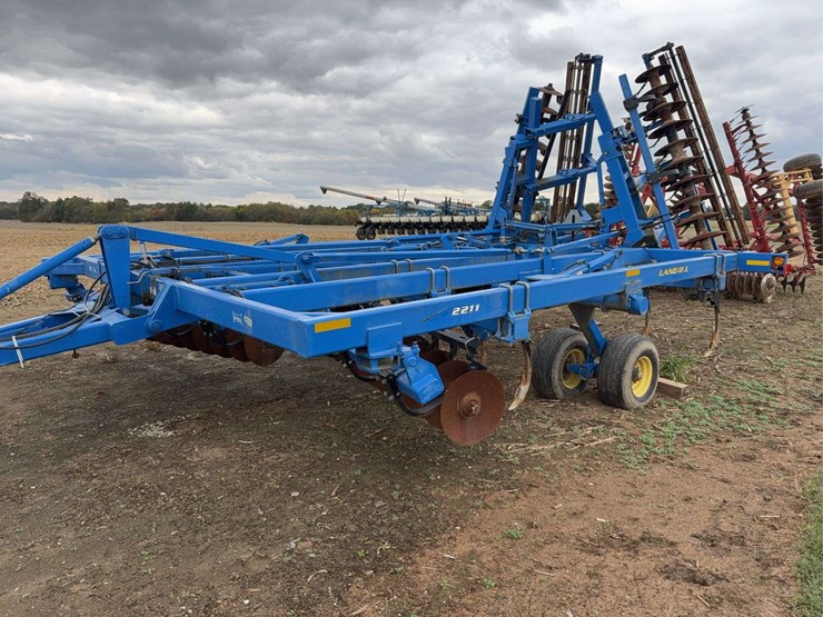 landoll-2211-13-disc-chisel,-walking-tandems,-13-shank,-3-hyd-outlets,-20''-disc-blades,-s/n--25h1000136-image-1
